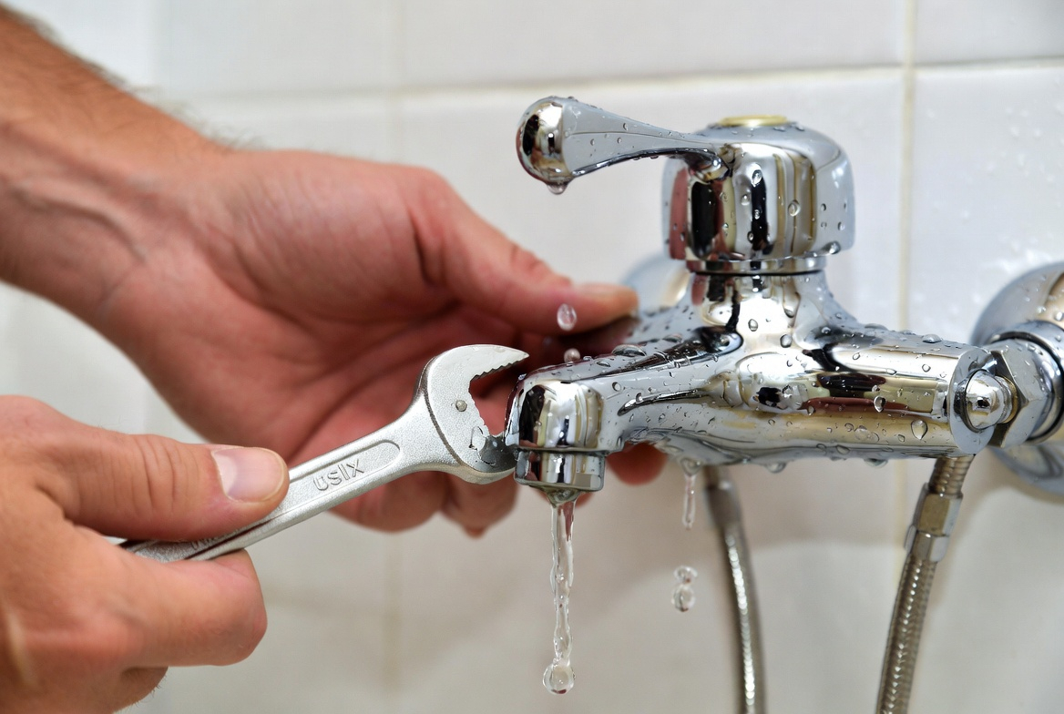 gros plan réparation mitigeur salle de bain par un expert sanitaire